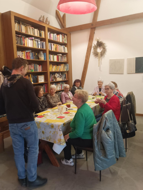 Seniorzy z gminy Pakosław uczą się o pszczelarstwie