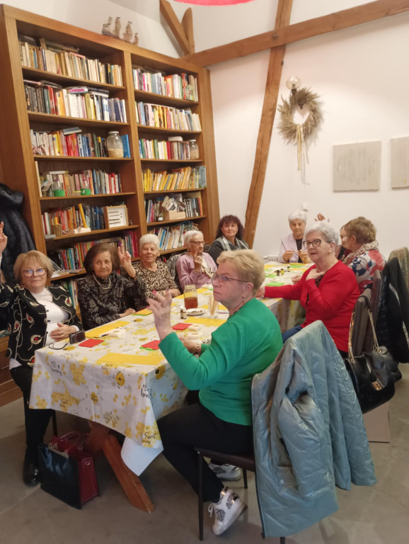 Seniorzy z gminy Pakosław uczą się o pszczelarstwie