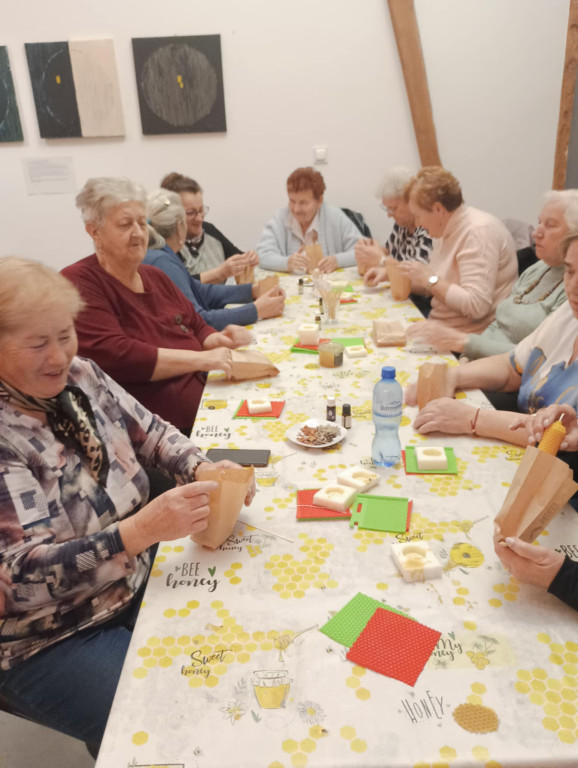 Seniorzy z gminy Pakosław uczą się o pszczelarstwie