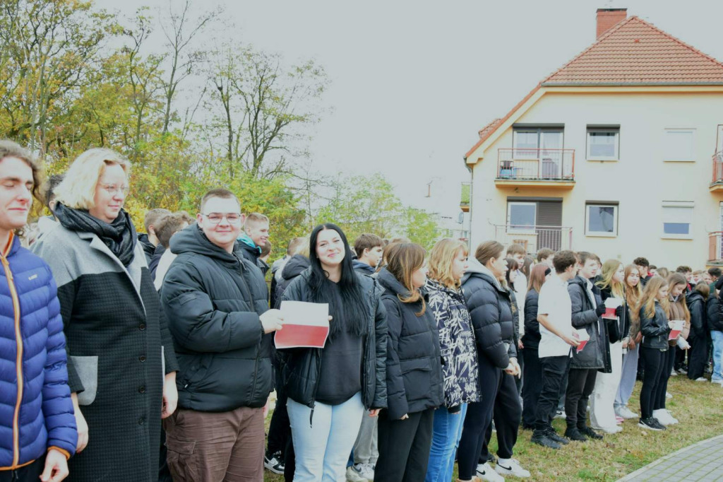 ZSZ w Rawiczu świętuje Niepodległość w akcji „Szkoła do hymnu”