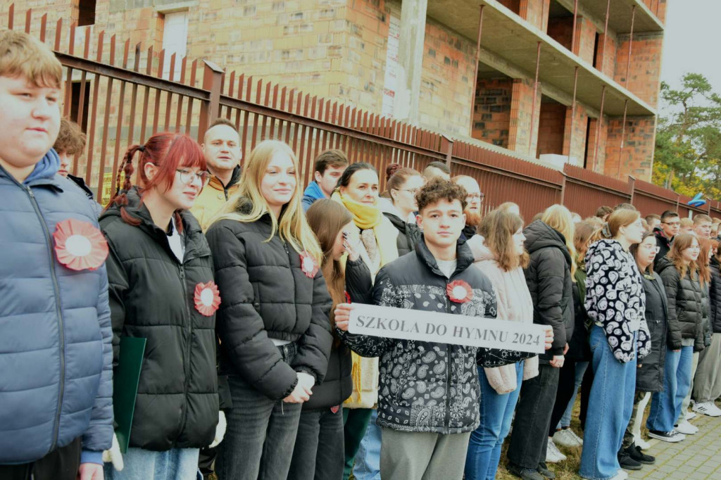 ZSZ w Rawiczu świętuje Niepodległość w akcji „Szkoła do hymnu”