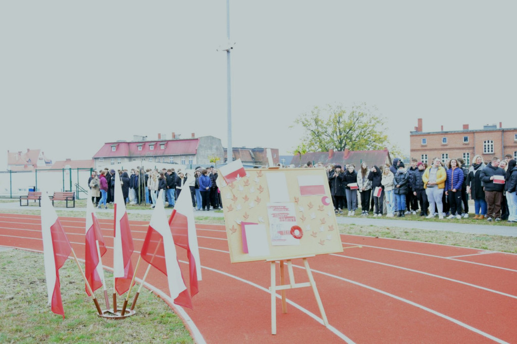 ZSZ w Rawiczu świętuje Niepodległość w akcji „Szkoła do hymnu”