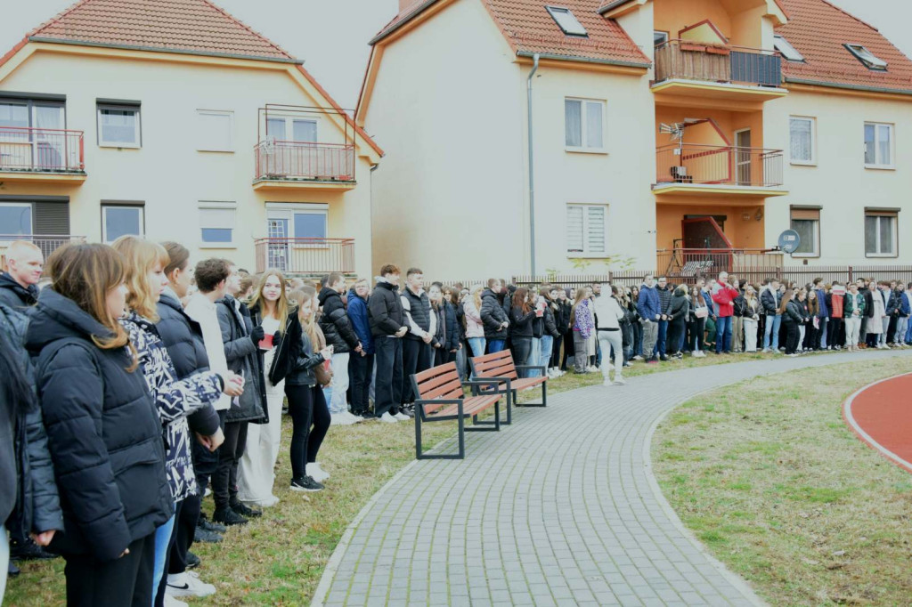 ZSZ w Rawiczu świętuje Niepodległość w akcji „Szkoła do hymnu”