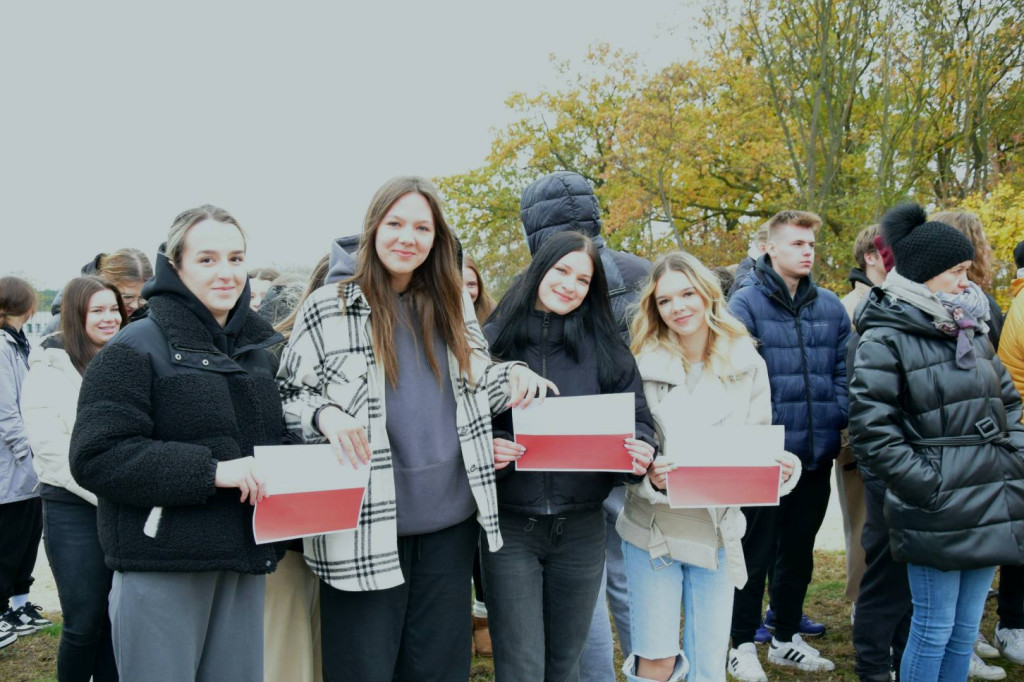 ZSZ w Rawiczu świętuje Niepodległość w akcji „Szkoła do hymnu”