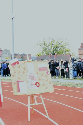 ZSZ w Rawiczu świętuje Niepodległość w akcji „Szkoła do hymnu”-765